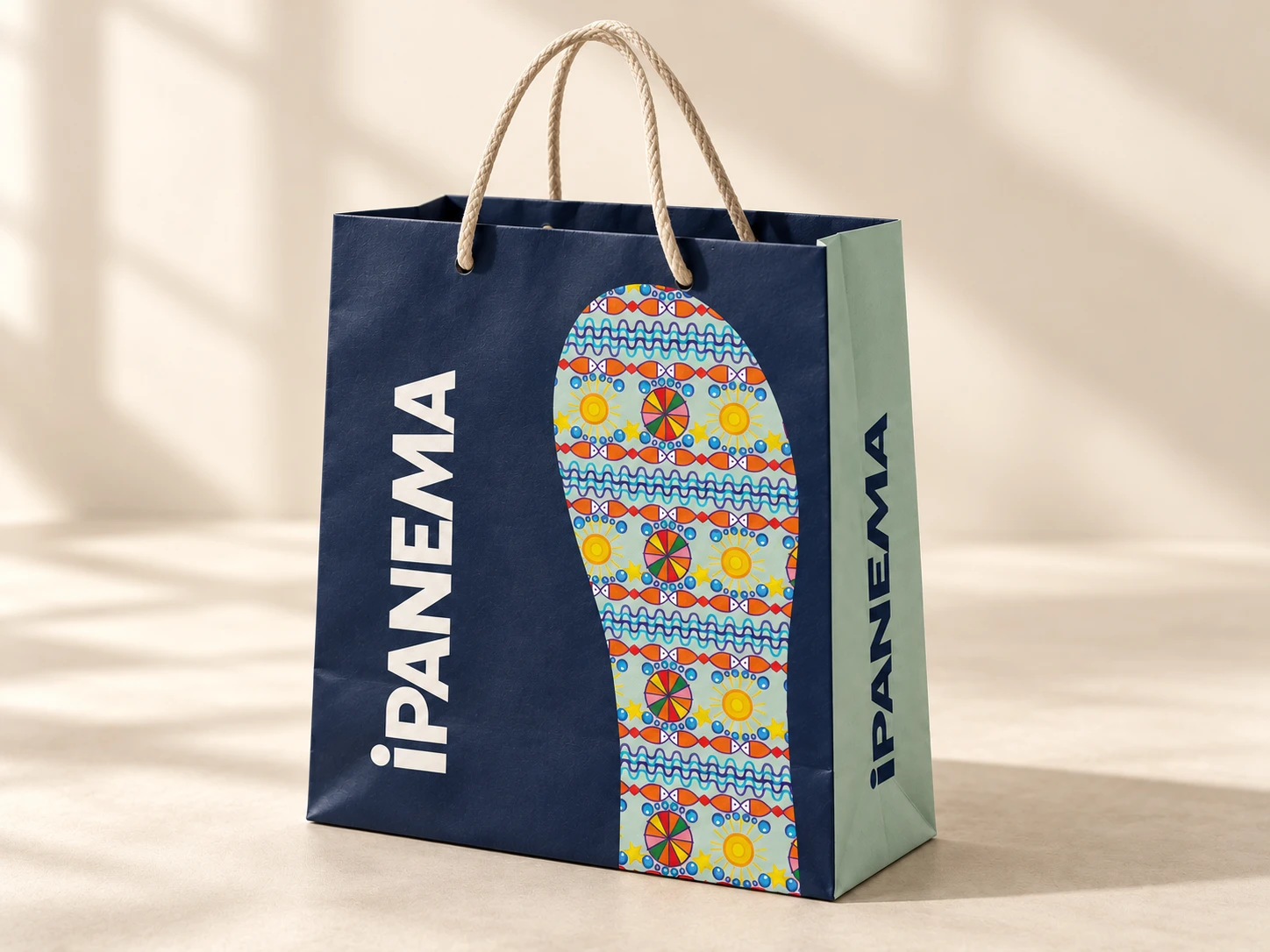 Sacola de papel azul-marinho e verde-claro com aplicação da estampa na silhueta da sola